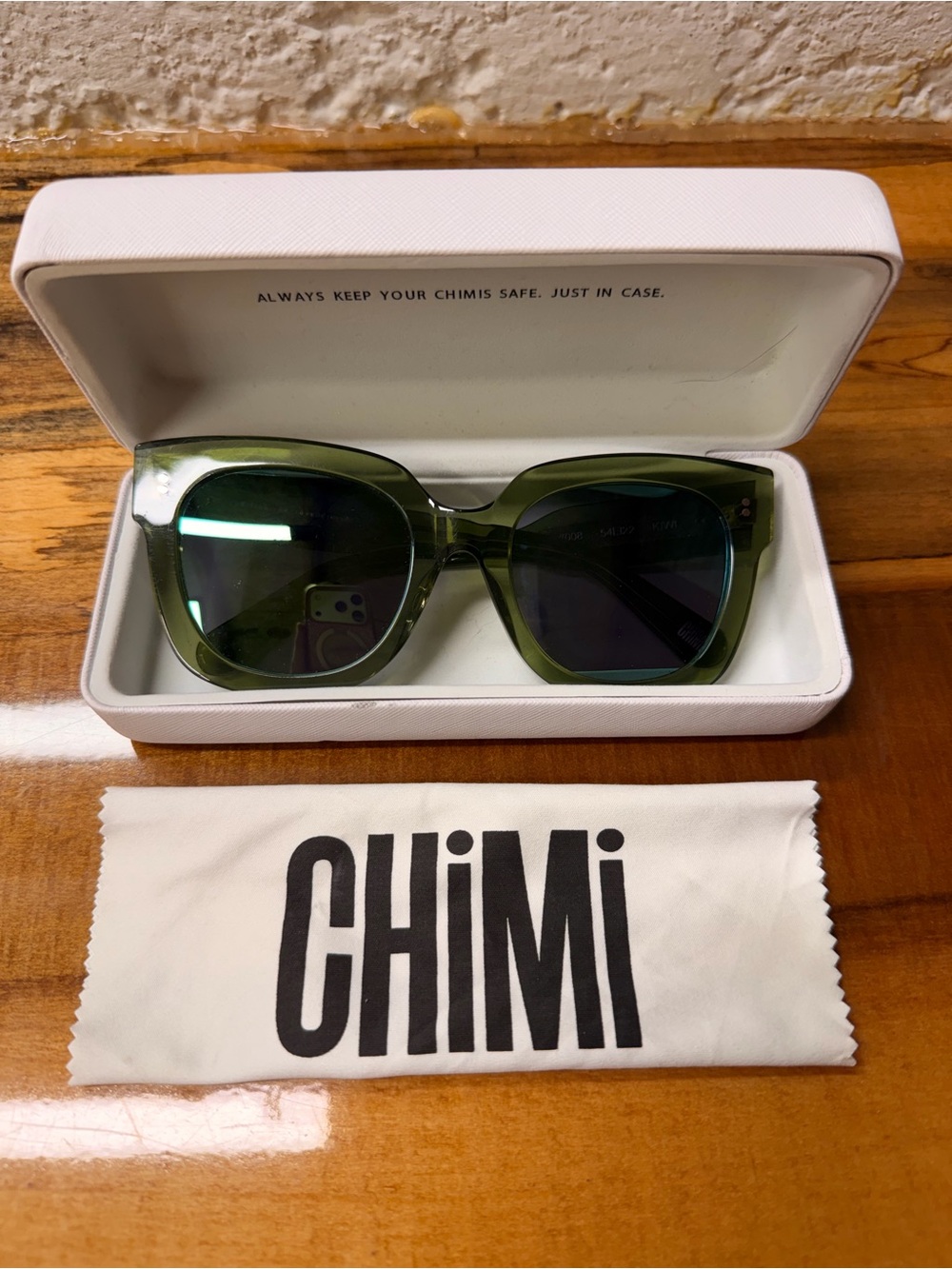 CHIMI Olive Green Cat-Eye Sunglasses with Dark Lenses